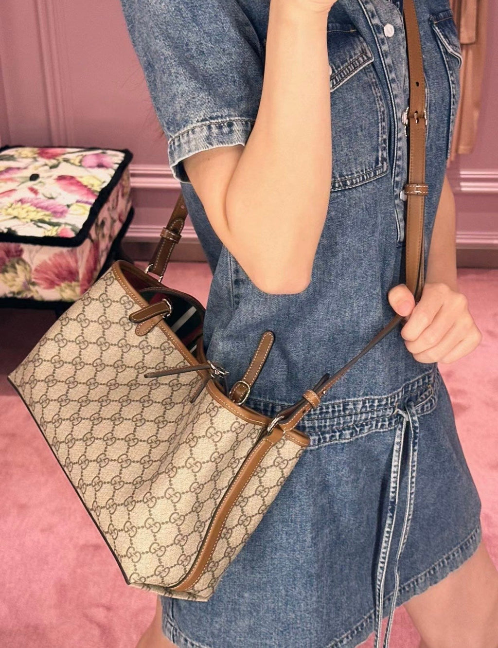 Gucci Emblem Small Tote Bag-815214